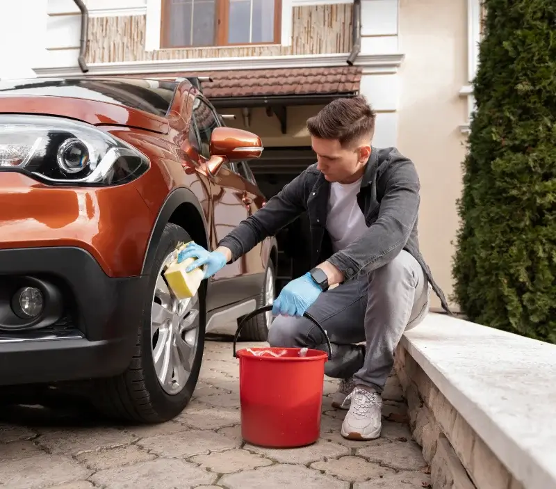 Lavage auto à domicile Rouffiac-Tolosan : professionnel intervenant sur un véhicule
